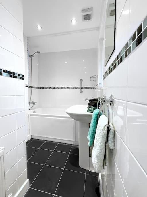 White Eden - Explore Cornwall From A Comfy Central Appartment セント・オーステル エクステリア 写真