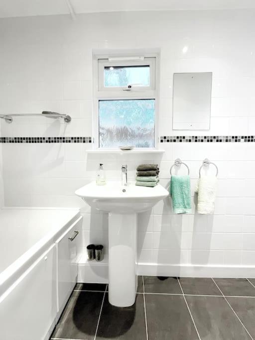 White Eden - Explore Cornwall From A Comfy Central Appartment セント・オーステル エクステリア 写真